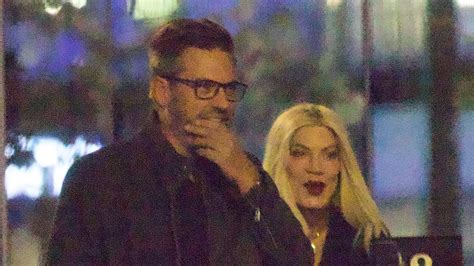 Tori Spelling kisses Ryan Cramer after ex Dean McDermott。